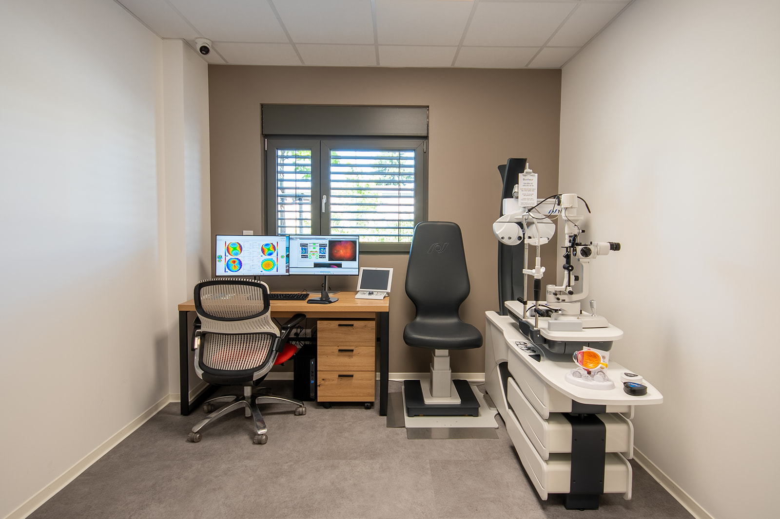 Salle de consultation ophtalmologique à La Maison de l’Œil